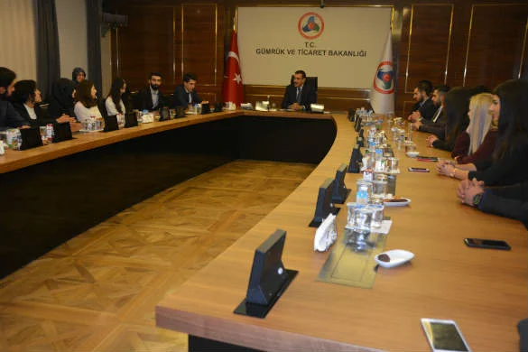 Bakan Tüfenkci, gençlere kendilerini iyi yetiştirmeleri, özellikle dil öğrenmeleri konusunda tavsiyede bulundu.