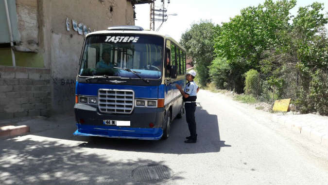 Malatya’da S,J,T,M plakalı toplu taşıma araçları ile ilgili denetimler devam ediyor.