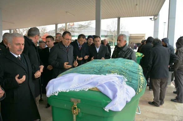 Bakan Tüfenkci’nin annesi Ayşe Tüfenkci toprağa verildi 