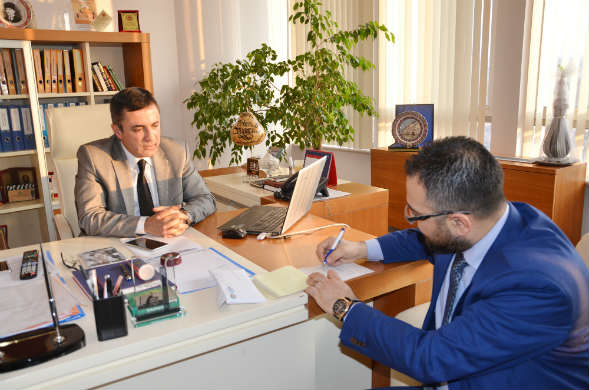 “Sanat Halep İçin Buluştu” sergisinde elde edilen 8 bin 500 TL’lik gelir Halepliler için bağışlandı.