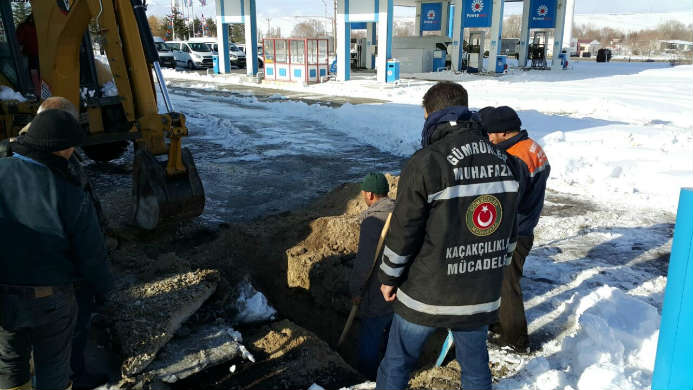 Metrelerce derinlikte kurulan düzenek içerisinde kaçak akaryakıt ele geçirildi.