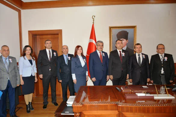 Poyraz, daire müdürleri ve maliye personeli Vali Mustafa Toprak’ı makamında ziyaret etti.