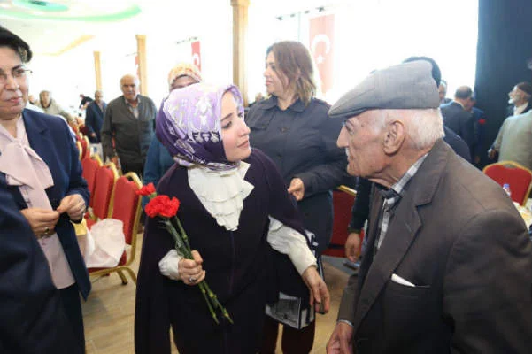 Gümrük ve Ticaret Bakanı Bülent Tüfenkci’nin eşi Esra Tüfenkci Battalgazi’de yaşlılar ile buluştu. 