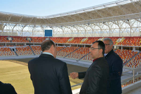 Vali Toprak ,Malatya Stadyumu’nun inşaatında ve çim zemininde incelemelerde bulundu.