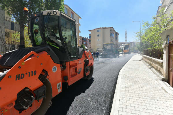 Battalgazi Belediyesi tarafından Başharık Mahallesi’nde sıcak asfalt çalışmaları yapılıyor.