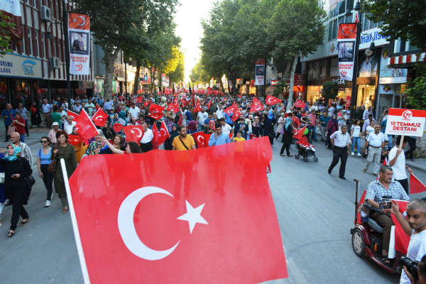 Vali Kaban, Malatyalılarla birlikte kol kola, omuz omuza 15 Temmuz Millet Meydanına kadar yürüdüler.