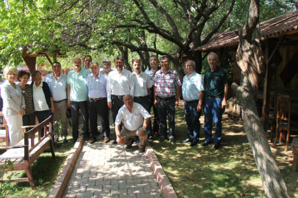 Ağbaba; “Emeklilik torun sevme zamanıdır ama hükümet torun sevmek yerine emeklileri  asgari ücretin altında, kayıt dışı çalışmaya zorluyor” dedi.