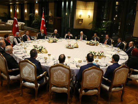 Cumhurbaşkanı Recep Tayyip Erdoğan, 24 Kasım Öğretmenler Günü dolayısıyla Beştepe Sofrası’nda eğitim camiasından misafirleri ağırladı.