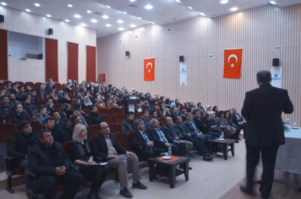 Kredi ve Yurtlar Kurumu Müdürlüğü ile ÇEKÜD’ün birlikte projelendirdiği Çağımızın İmtihanı ‘İsraf’ konulu konferansı verildi