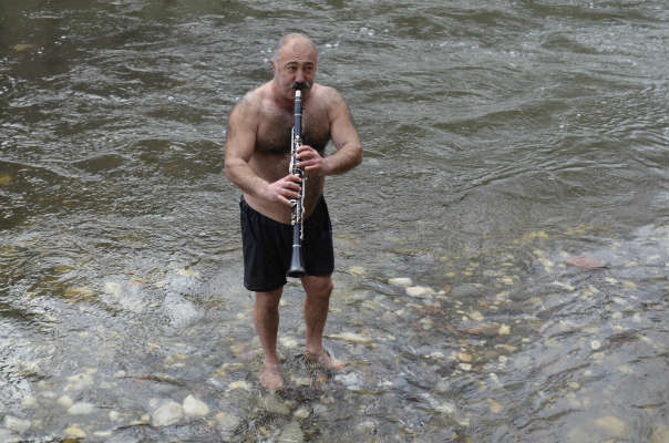 5 derece sıcaklıktaki suya girerek klarnet çalıp türkü söylüyor.