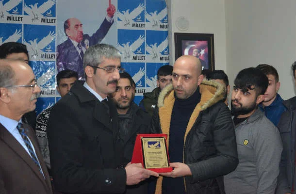 Millet Partisi MP Malatya İl Başkan yardımcısı Kadir Akdağ İhlas Haber Ajansı Malatya Muhabir Selçuk Dönmez plaket verdi