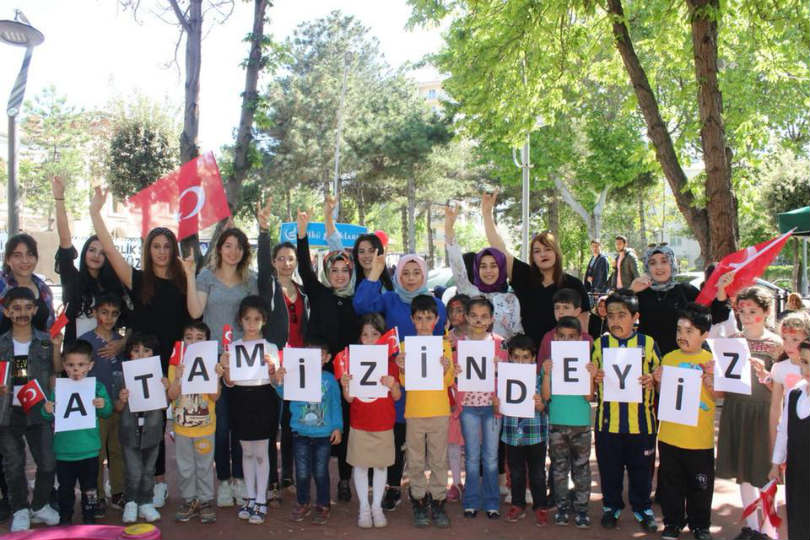 Ülkü Ocakları Hürriyet Çocuk Parkında yüz boyama, bayrak ve balon dağıtımı gerçekleştirdi.