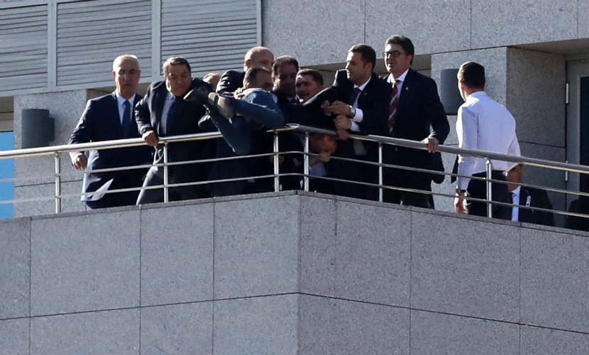 TBMM’den atlamak isteyen genci MHP’li Fendoğlu ve beraberindekiler ikna etti @MehmetFendogluu