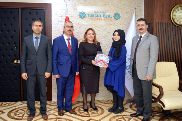 Rektör Prof. Dr. Karabulut, Melike Koca’yı başarısından dolayı el işçiliği ile yapılmış çini tabak hediye ederek tebrik etti.