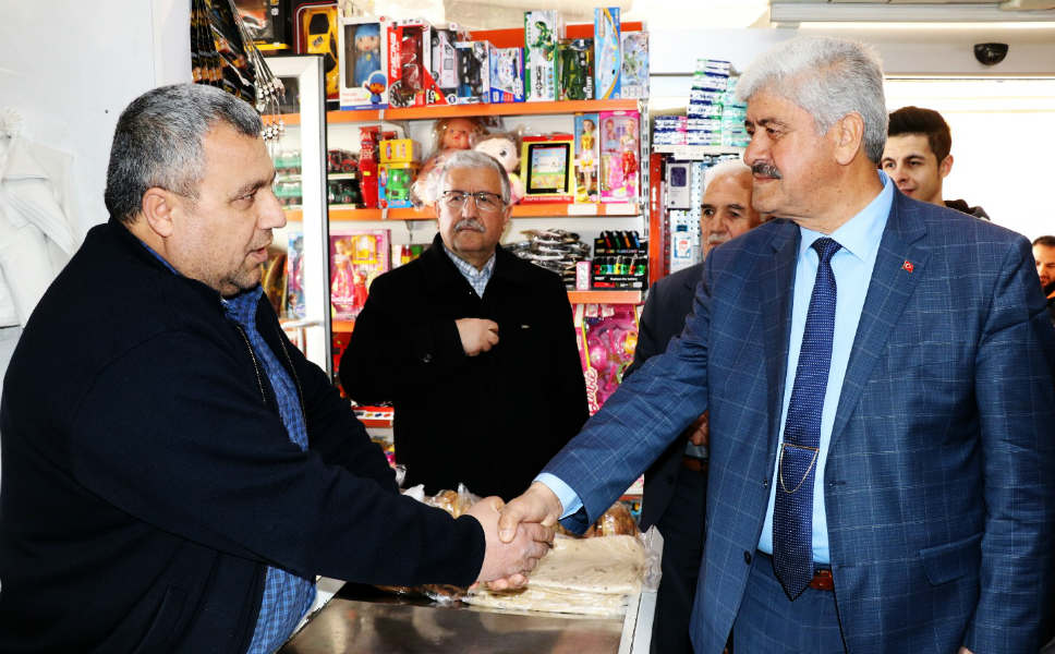 İYİ Parti Battalgazi Belediye Başkan Adayı Ali Ekinci, İpek Caddesinde bulunan Cuma Pazarı esnafını ziyaret etti.  