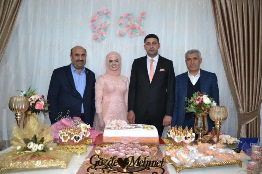 Ak Parti Battalgazi ilçe başkan Yardımcısı Hasan Van’ın kızı Gözde Van ve Mehmet Gezer nişanlandı. 