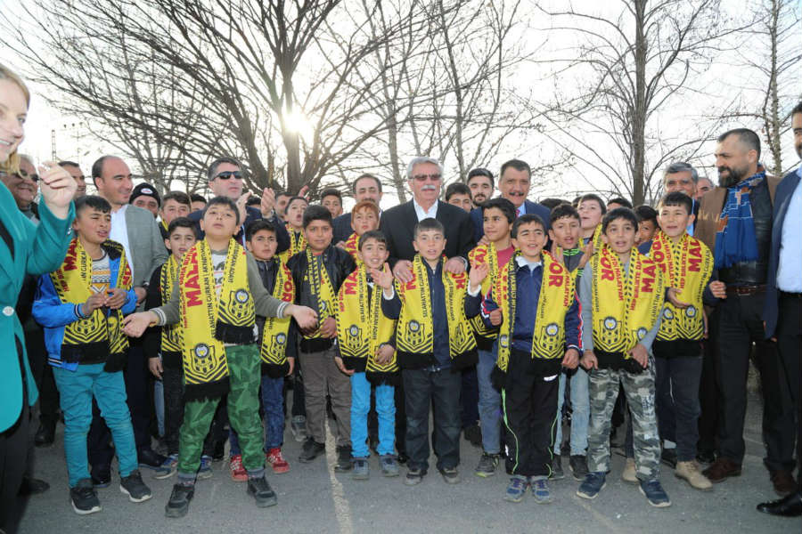 Vatandaşların yoğun ilgisi altında ziyaretlerde bulunan Gürkan, çocuklarla yakından ilgilendi.