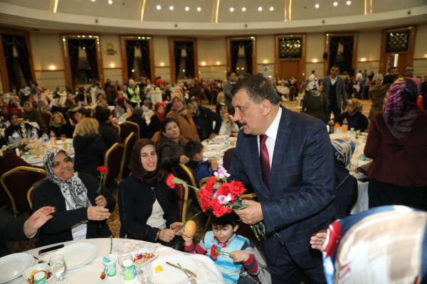 Gürkan, ‘8 Mart Dünya Kadınlar Günü’ dolayısıyla Battalgazi Belediyesi tarafından Nikah Sarayı’nda düzenlenen etkinliğe katıldı.