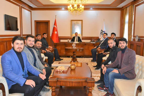 TÜGVA Bolu il temsilcisi Sadık Kuru ve üyeleri Vali Aydın Baruş’u ziyaret etti.