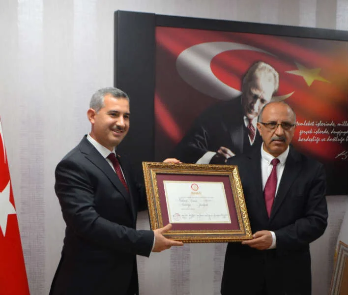 Yeşilyurt Belediye Başkanı Çınar, İl Seçim Kurulunda düzenlenen törenle mazbatasını aldı
