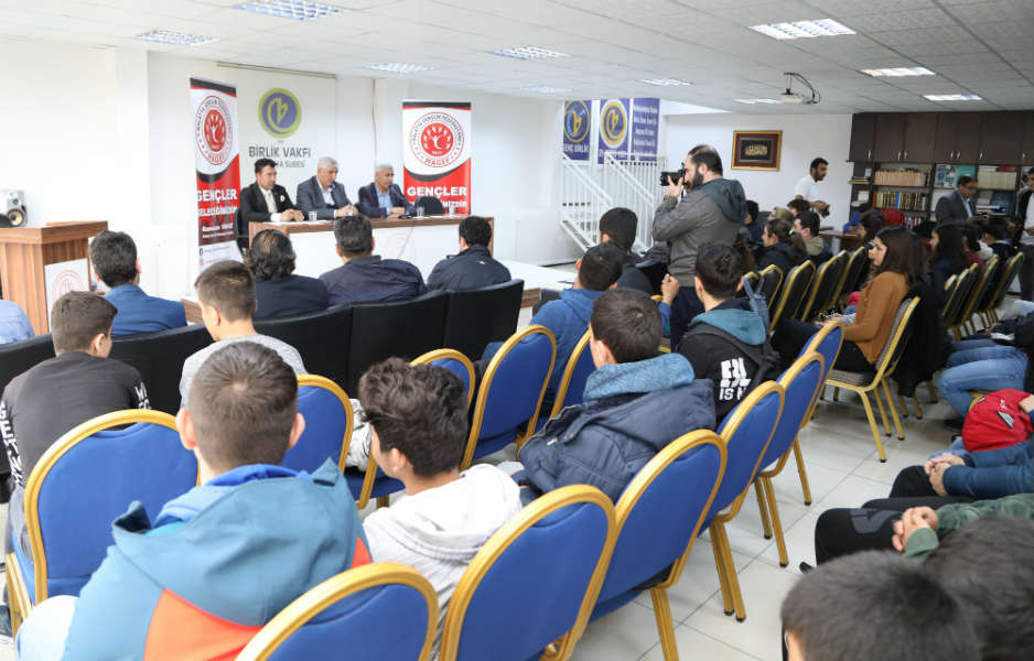 Güder, Malatya Gençlik Federasyonu tarafından düzenlenen ‘Birlik ve Beraberlik Buluşması’na konuşmacı olarak katıldı.