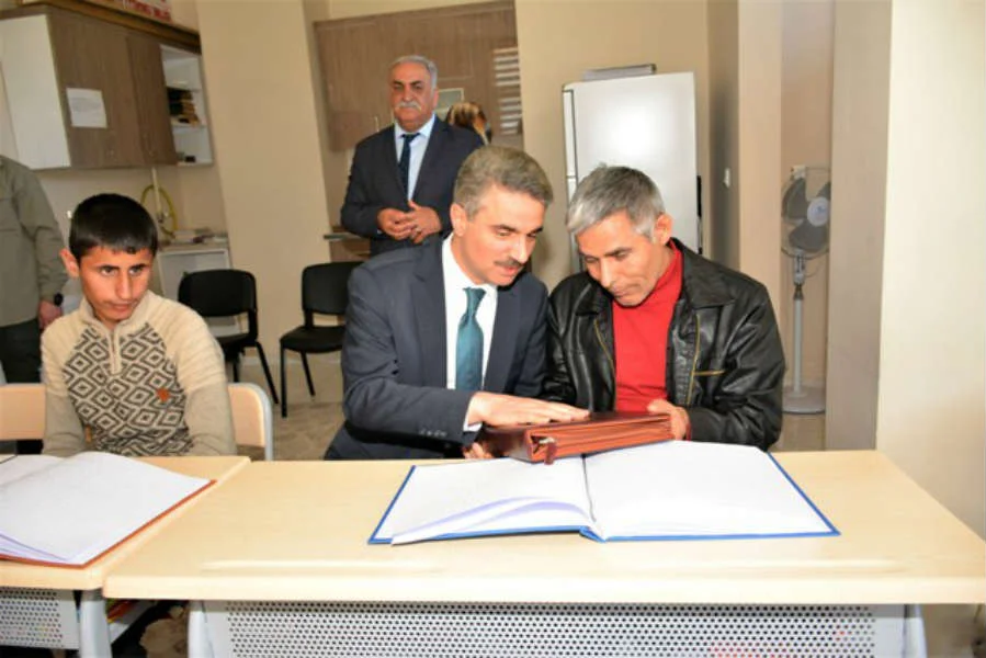 Vali Aydın Baruş, İstasyon Gençlik Merkezi Engelli Kur’an Kursunu ziyaret etti.