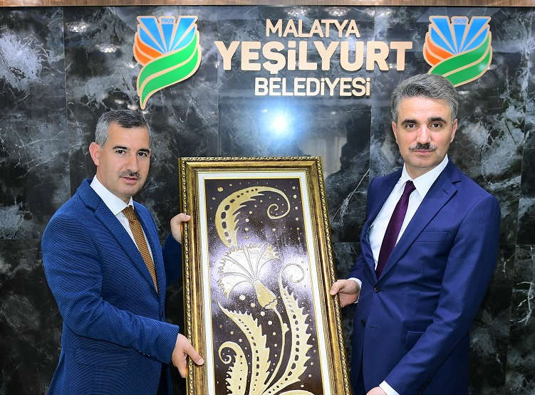 Vali Baruş , Yeşilyurt Belediye Başkanı Mehmet Çınar’a yeni görevinde başarılar diledi