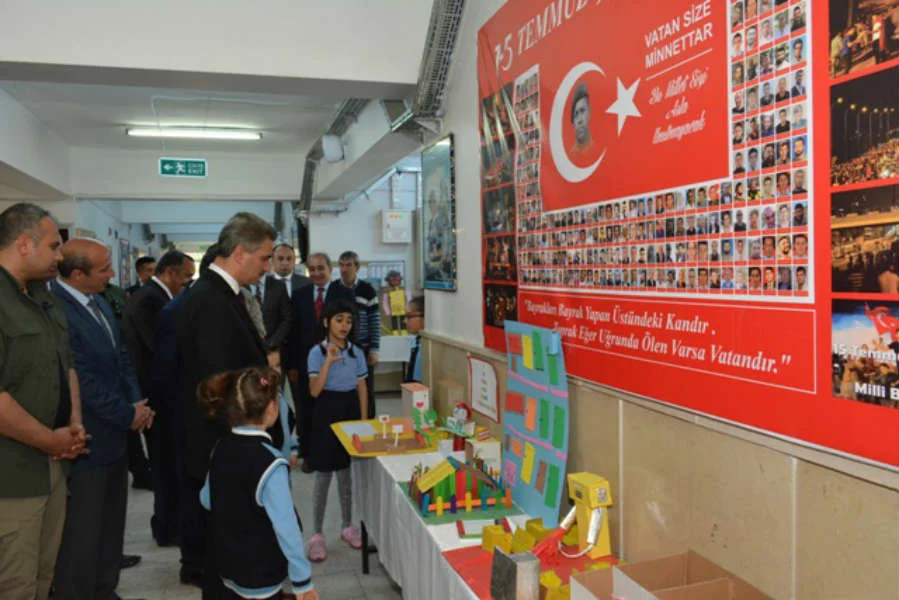 Vali Aydın Baruş, Kemal Özalper Ortaokulunda Milli Eğitim Müdürlüğünce düzenlenen “Bir Bürokratla Kitap Okuyorum” etkinliğine katıldı.
