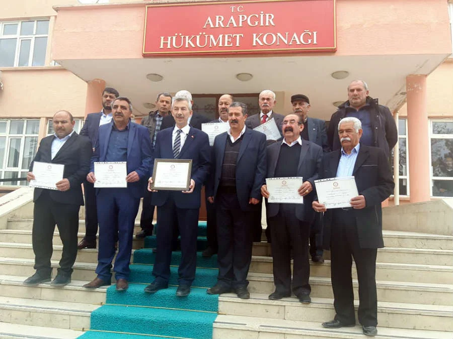 Arapgir’de tekrar belediye başkanı olarak seçilen Haluk Cömertoğlu ve belediye meclis üyeleri mazbatalarını aldı.