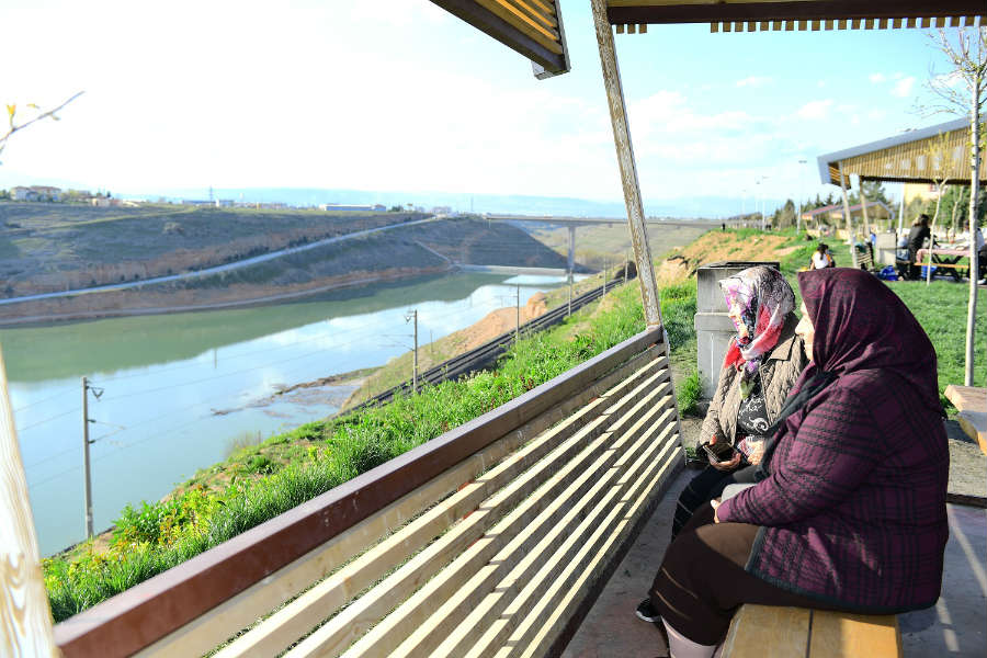 Yeşilyurt Belediyesi tarafından hizmete sunulan sosyal tesis ve park alanlarına vatandaşlar büyük ilgi gösteriyor.
