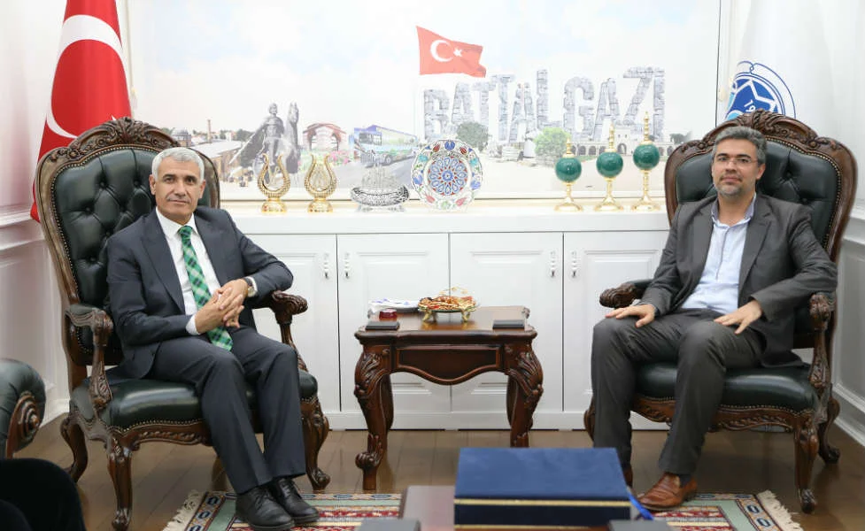 İHH Malatya Şube Başkanı Ömer Derin ve vakıf yöneticileri, Battalgazi Belediye Başkanı Osman Güder’i ziyaret etti.