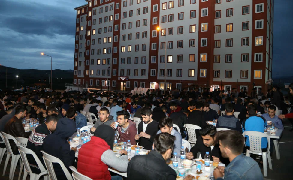Battalgazi Belediye Başkanı Osman Güder, Ramazan ayının ilk iftarını üniversite öğrencileri ile birlikte yaptı.