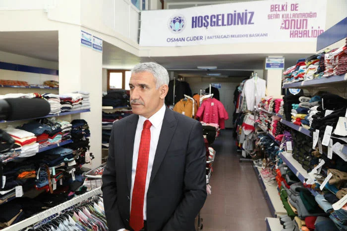 Güder, Battalgazi Belediyesi Hayır Çarşısı’nda incelemelerde bulundu.