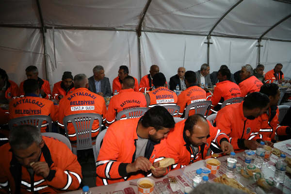 Battalgazi Belediye Başkanı Osman Güder, Temizlik personelleri ile sahurda bir araya geldi.