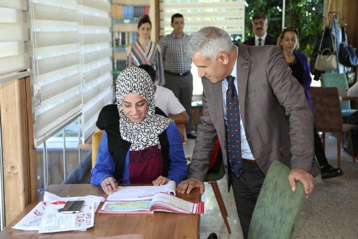 Güder, Millet Kıraathanesi kütüphanesi’nde sınavlara hazırlanan öğrencilerle bir araya geldi.