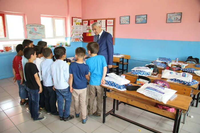Battalgazi Belediye Başkanı Osman Güder, Kuluşağı İlkokulu öğrencilerine Ramazan Bayramı öncesi çeşitli hediyeler verdi