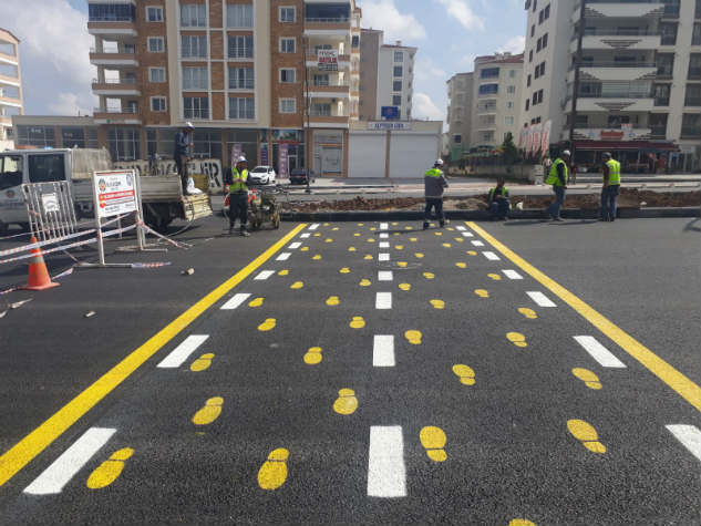 Büyükşehir Belediyesi birçok noktada yatay, düşey levhalama, yol çizgi ve kasis çalışmaları gerçekleştirdi.