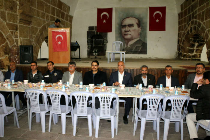 Hekimhan Belediyesi tarafından Tarihi Taşhan’da düzenlenen iftar yemeğine yaklaşık bin vatandaş katıldı.