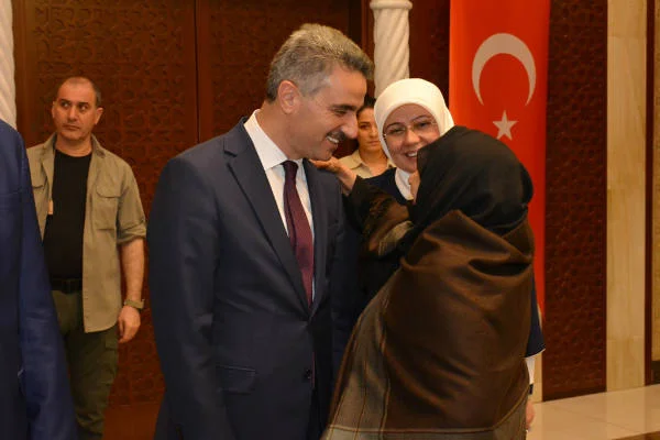 Vali Aydın Baruş, Şehit Aileleri, Gaziler ve Gazi Aileleri onuruna verilen iftar yemeğine eşi Nagihan Baruş ile birlikte katıldı.