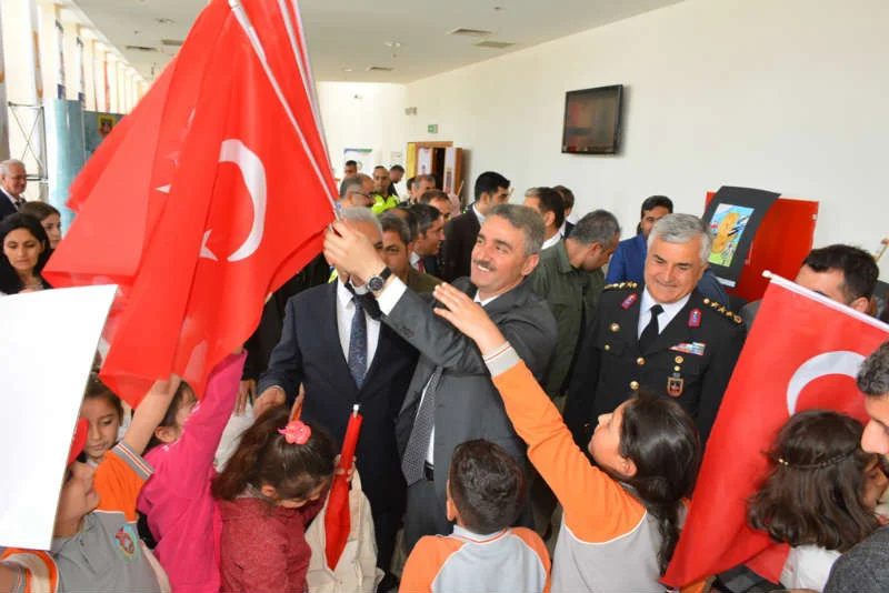 Vali Baruş, Trafik Haftası dolayısıyla Kongre ve Kültür Merkezinde düzenlenen törene katıldı.