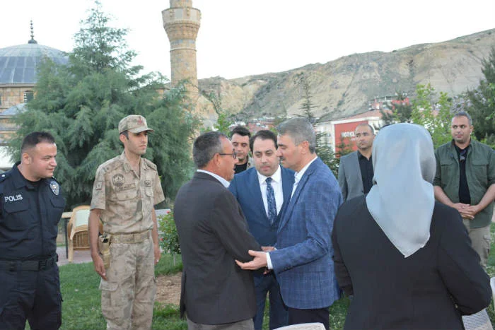 Sn Malatya Valisi Aydın Baruş : Bu Dünyadaki makamların gelip geçici olduğunu en değerli makamın şehitlik olduğunu söyledi.