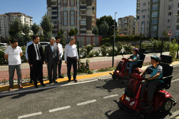 Trafik Haftası nedeniyle,  İlkokul öğrencilerine trafik kurallarını anlattılar.