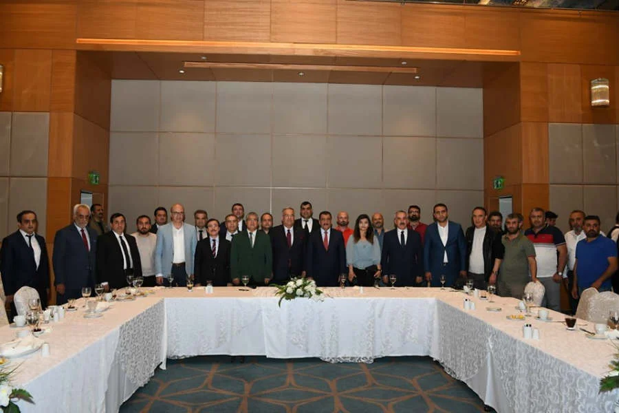 2D Grup Mimarlık, Malatyalı Bürokratları ve Firmaları Bir Araya Getirerek İftar Programı Düzenledi