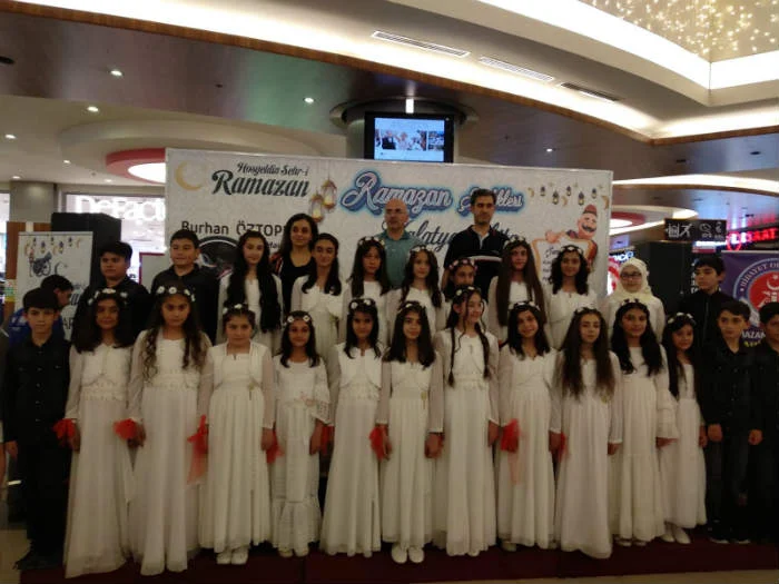 Hidayet Ortaokulu “Hidayetten Sesler” ilahi korosu” gönüllere dokunuyor