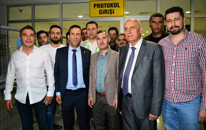 Yeşilyurt Belediye Başkanı Mehmet Çınar, Yeni MalatyaSpor’u Tebrik Etti.