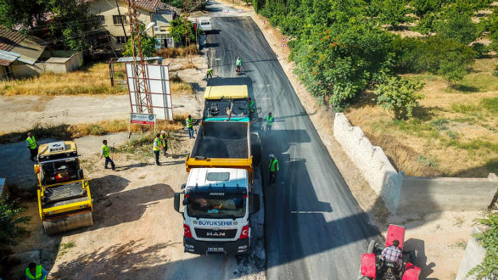 Büyükşehir Belediyesi altyapısı baştan aşağı yenilenen Akçadağ’a bağlı Bahri mahallesinde sıcak asfalt çalışmaları yaptı.