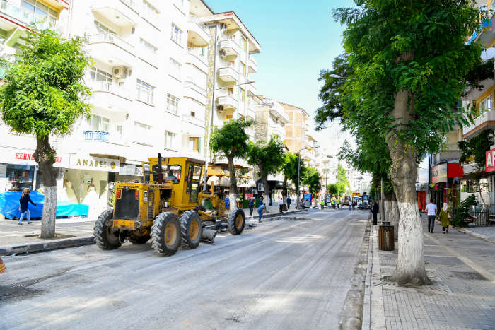 Malatya’nın önemli ana arterlerinden biri olan Fuzuli Caddesi’nde asfaltlama çalışmaları yaptı.