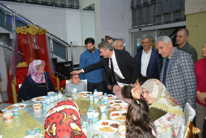 Halkın Valisi Aydın  Baruş, Battalgazi Belediyesi İftar Programında Vatandaşlarla Birlikte İftarını Açtı
