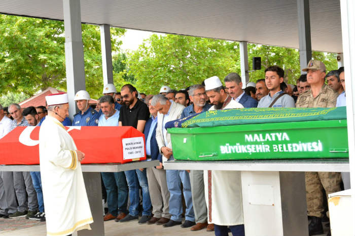 Hayatını Kaybeden Polis Memuru Bekir Aybar ve Annesi Defnedildi
