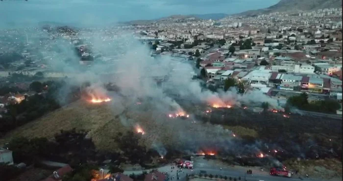 Yeşilkaynak Mahallesinde Çıkan Yangın Drone Kamerasına Yansıdı